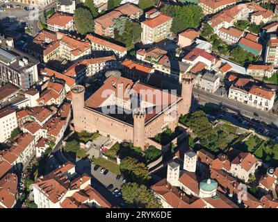 VUE AÉRIENNE. Château d'Ivea. Ivrea, ville métropolitaine de Turin, Piémont, Italie. Banque D'Images