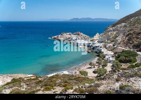 Vue sur la plage de Paralia Firopotamos à côté de l'église d'Agios Nikolaos à Milos Banque D'Images
