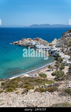 Vue sur la plage de Paralia Firopotamos à côté de l'église d'Agios Nikolaos à Milos Banque D'Images