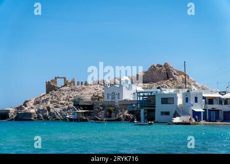 Porte en pierre et église d'Agios Nikolaos à Milos Banque D'Images