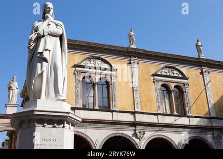 Vérone, Italie - statue de Dante Alighieri, célèbre poète ancienne sculpture. Banque D'Images