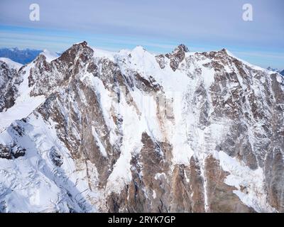 VUE AÉRIENNE. Massif du Monte Rosa (altitude : 4634 mètres) avec son imposante grande muraille orientale. Province de Verbano-Cusio-Ossola, Piémont, Italie. Banque D'Images