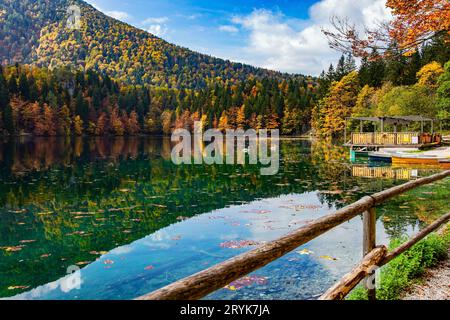 Balustrades en bois sur le lac Fuzine Banque D'Images