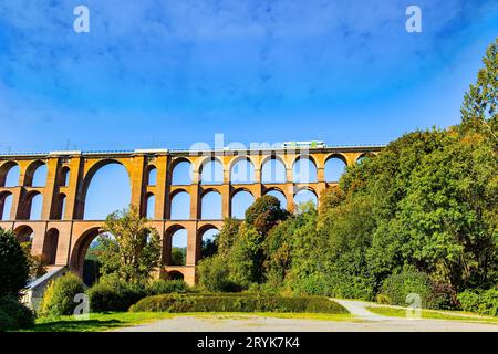 Le train passe sur le pont Banque D'Images