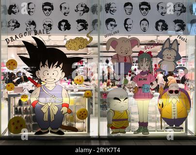 tokyo, japon - décembre 15 2018 : vitrine de la boutique japonaise Asoko à Harajuku a emballé des autocollants de figurines d'anime et de manga du Dragon ball Banque D'Images