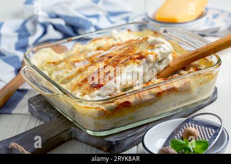 Cannelloni cuit avec sauce béchamel. Banque D'Images