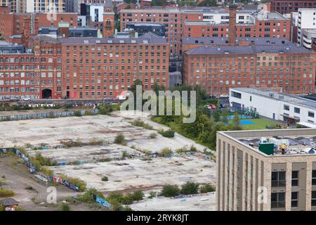 Vue sur le toit, donnant sur le centre-ville de Manchester ancien parc de vente au détail Central Retail Park, dégagé pour le développement Banque D'Images