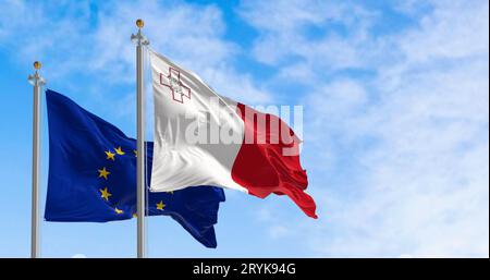 Les drapeaux de Malte et de l'Union européenne brandissent le vent par temps clair Banque D'Images