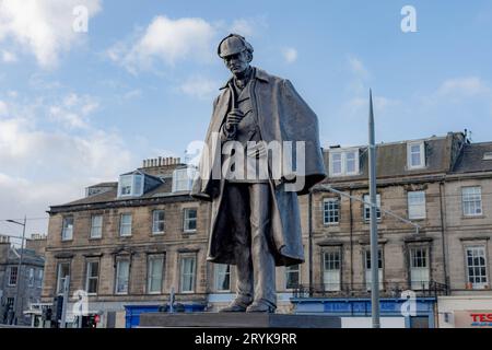 Die neu renovierte Statue von Sherlock Holmes wurde auf dem neu erbauten Picardie place à Édimbourg am 13. Septembre 2023 enthüllt. Die Bronzeskulptur wurde zu Ehren seines Schöpfers Sir Arthur Conan Doyle erbaut, der in der Nähe geboren wurde. 29.09.2023 Edimbourg Schottland Großbritannien *** la statue nouvellement rénovée de Sherlock Holmes a été dévoilée sur la place Picardie nouvellement construite à Edimbourg le 13 septembre 2023 la sculpture en bronze a été construite en l'honneur de son créateur Sir Arthur Conan Doyle, qui est né près de 29 09 2023 Édimbourg Écosse Royaume-Uni crédit : Imago/Alamy Live News Banque D'Images