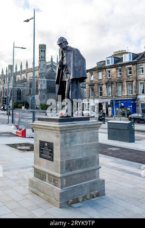 Die neu renovierte Statue von Sherlock Holmes wurde auf dem neu erbauten Picardie place à Édimbourg am 13. Septembre 2023 enthüllt. Die Bronzeskulptur wurde zu Ehren seines Schöpfers Sir Arthur Conan Doyle erbaut, der in der Nähe geboren wurde. 29.09.2023 Edimbourg Schottland Großbritannien *** la statue nouvellement rénovée de Sherlock Holmes a été dévoilée sur la place Picardie nouvellement construite à Edimbourg le 13 septembre 2023 la sculpture en bronze a été construite en l'honneur de son créateur Sir Arthur Conan Doyle, qui est né près de 29 09 2023 Édimbourg Écosse Royaume-Uni crédit : Imago/Alamy Live News Banque D'Images