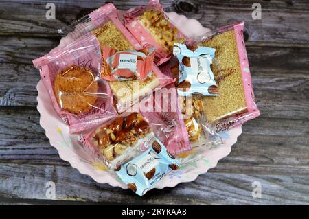 Le Caire, Egypte, septembre 27 2023 : Despacito Patisserie collection de bonbons orientaux Noga, cacahuètes, sésame, chocolat, noix, noisettes et, amandes comme un Banque D'Images