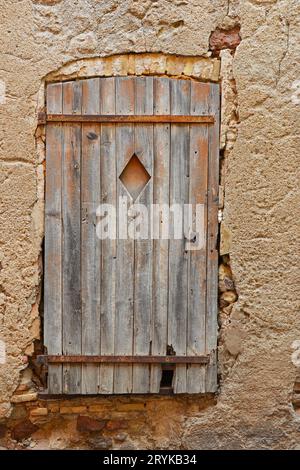 Une vieille porte en bois partiellement détruite sur la rue Hospice à Roquebrune-en-Argens en France Banque D'Images