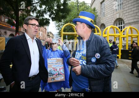 Manchester, Royaume-Uni. 1 octobre 2023. Les manifestants descendent dans la rue pour condamner les conservateurs qui tiennent leur conférence du Parti dans la ville. Manchester, Royaume-Uni. Crédit : Barbara Cook/Alamy Live News Banque D'Images