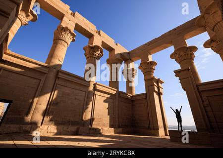 Femmes au temple d'Isis - Philae - Assouan - Egypte Banque D'Images