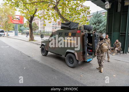 Ankara, Turquie. 01 octobre 2023. Des officiers de police des opérations spéciales lourdement armés se tiennent en garde devant le ministère de l'intérieur, où l'attaque a eu lieu. Vers 9 heures du matin, à Ankara, la capitale turque, deux membres du Parti des travailleurs du Kurdistan (PKK) ont lancé un attentat à la bombe devant le ministère de l'intérieur. Alors que l'un des assaillants est mort à cause d'une bombe, l'autre a été neutralisé par les forces de sécurité. Crédit : SOPA Images Limited/Alamy Live News Banque D'Images