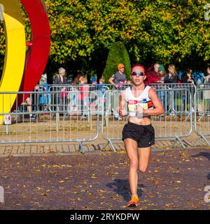 GLASGOW, ÉCOSSE, ROYAUME-UNI. 1 octobre 2023. L'une des premières coureuses de la course féminine en passant le monument Glasgow 2014 juste avant la ligne d'arrivée dans l'AJ Bell Great Scottish Run 10k à Glasgow Green Park Credit : george robertson/Alamy Live News Banque D'Images