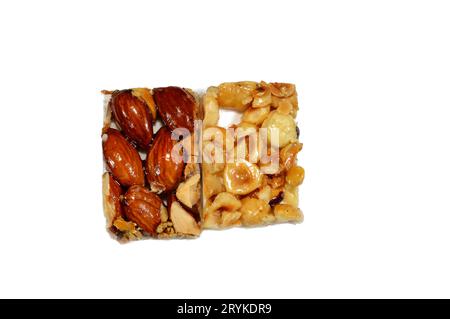 Fond de noisettes et d'amandes grillées sur le dessus de l'arabe doux délicieux Noga, desserts culturels égyptiens de la célébration de naissance du prophète Muhammad (m Banque D'Images