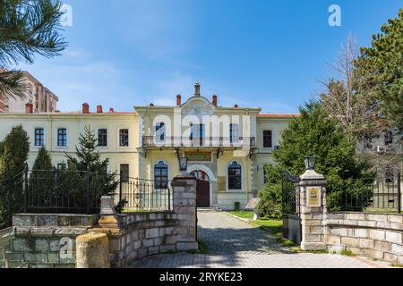 Bitola, Macédoine - avril 2023 : Musée Bitola et Institut ni à Bitola, dans le Nord de la Macédoine. Le bâtiment était le lycée militaire de Bitola et c'est un monument célèbre aujourd'hui. Banque D'Images