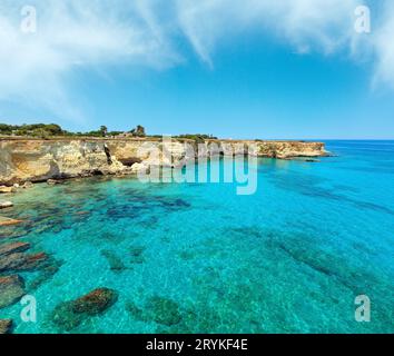 Faraglioni à Torre Sant Andrea, Italie Banque D'Images