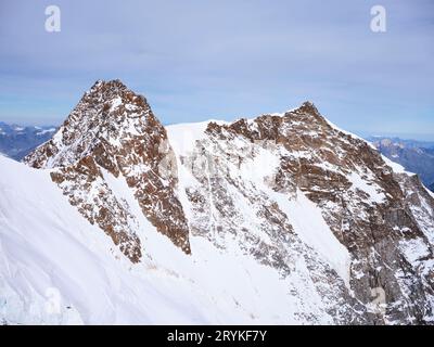 VUE AÉRIENNE. Massif du Monte Rosa avec de gauche à droite Dufourspitze (un sommet de 4634 mètres de haut en Suisse) et le côté italien de Nordend (4609 mètres). Banque D'Images