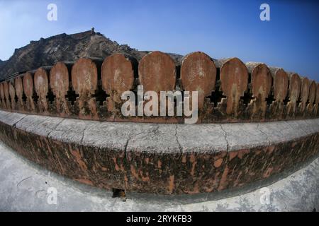 Vue du mur du fort de Mehrangarh au premier plan avec objectif grand angle. Jodhpur, Rajasthan, Inde Banque D'Images