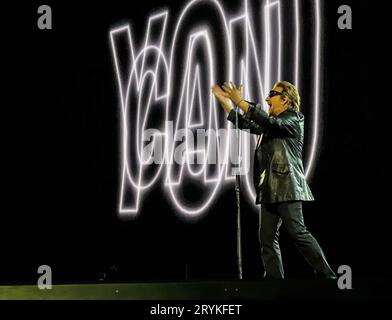 Las Vegas, États-Unis. 30 septembre 2023. LAS VEGAS, NEVADA - 30 SEPTEMBRE : Bono de U2 joue lors de la deuxième nuit de leur résidence 'U2 : Achtung Baby Live' à Sphere le 30 septembre 2023 à Las Vegas, Nevada. Photo : Amiee Stubbs/imageSPACE crédit : Imagespace/Alamy Live News Banque D'Images