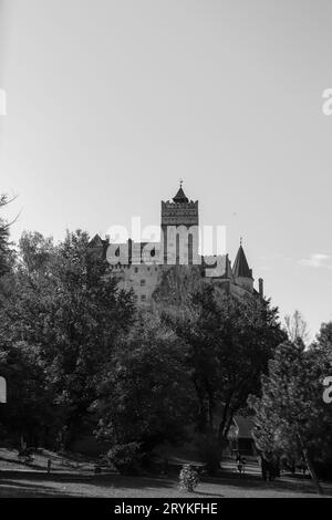 Vue de forteresse du château de Bran noir et blanc d'un monument national et d'un point de repère en Transylvanie connu sous le nom de château de Dracula Banque D'Images