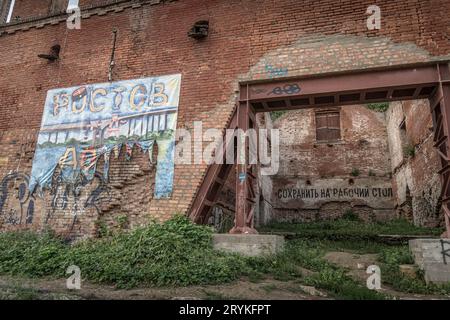 La bannière 'Rostov-sur-le-Don' (à gauche) avec les mots 'Sauvegarder sur le bureau' (à droite) écrit sur le mur des vieilles ruines abandonnées dans la ville de Rostov-sur-le-Don Banque D'Images