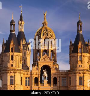 Façade avec Archange Michel et statue équestre de Fuerst Niklot, Château de Schwerin, Allemagne Banque D'Images