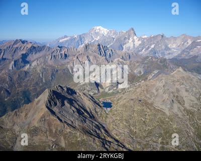 VUE AÉRIENNE. Col du Grand Saint-Bernard (au bord du lac). La deuxième moitié du lac au Mont blanc au loin est l'Italie, premier plan est la Suisse. Banque D'Images