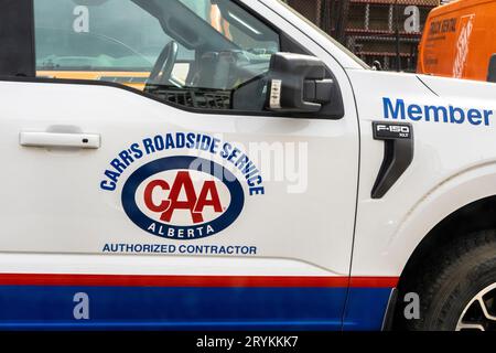 Calgary, Alberta, Canada. 26 avril 2023. Un camion CAA, avec le texte : CARRâ€™S SERVICE ROUTIER, ENTREPRENEUR AGRÉÉ. Banque D'Images