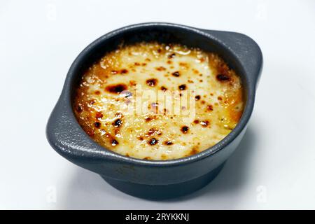 tarte au boeuf cottage dans un remakin isolé en fond blanc Banque D'Images