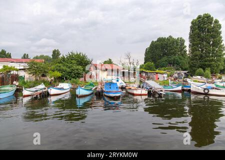 De petits bateaux de pêche sont amarrés à Varna, en Bulgarie Banque D'Images