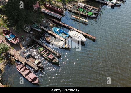 De petits bateaux de pêche sont amarrés à Varna, en Bulgarie. Vue aérienne Banque D'Images