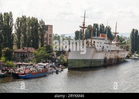 Varna vue sur le port avec vieux navire industriel, Bulgarie Banque D'Images