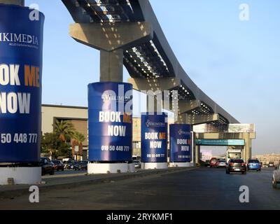 Le Caire, Egypte, août 30 2023 : Monorail du Caire colonnes et pistes au Nouveau Caire avec des bannières publicitaires Wikimedia pour les campagnes publicitaires et servis Banque D'Images