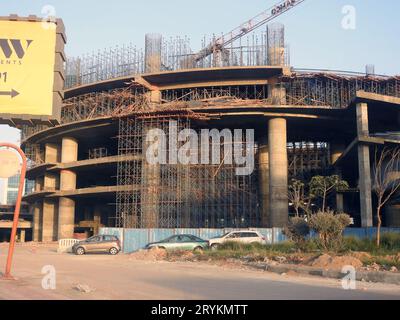 Le Caire, Égypte, août 30 2023 : un chantier de construction pour la société nationale de construction SAMCO CO en Égypte avec tour de grue et échafaudages pour le nouveau bâtiment Banque D'Images