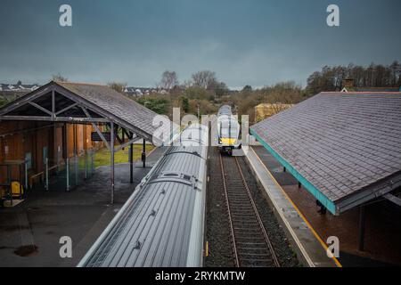 Deux trains diesel traversent la gare de ballymoney en irlande du Nord. En regardant vers les trains et les voies ferrées de l'overpa piéton Banque D'Images