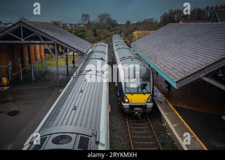 Deux trains diesel traversent la gare de ballymoney en irlande du Nord. En regardant vers les trains et les voies ferrées de l'overpa piéton Banque D'Images