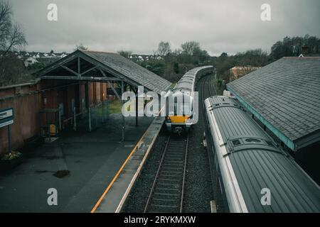 Deux trains diesel traversent la gare de ballymoney en irlande du Nord. En regardant vers les trains et les voies ferrées de l'overpa piéton Banque D'Images