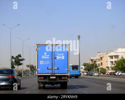 Le Caire, Égypte, septembre 11 2023 : IKEA Store Delivery vehicle on the Road, un conglomérat multinational suédois néerlandais qui conçoit et vend prêt à un Banque D'Images