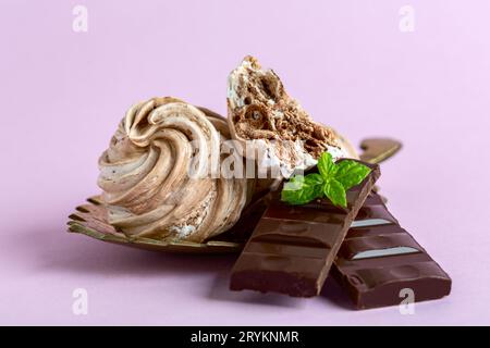 Meringues au chocolat noir en gros plan. Banque D'Images