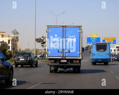 Le Caire, Égypte, septembre 11 2023 : IKEA Store Delivery vehicle on the Road, un conglomérat multinational suédois néerlandais qui conçoit et vend prêt à un Banque D'Images
