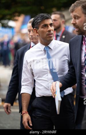 Manchester le dimanche 1 octobre 2023. Le Premier ministre Rishi Sunak et son entourage lors de la conférence du Parti conservateur au Manchester Central Convention Complex, Manchester le dimanche 1 octobre 2023. (Photo : Pat Scaasi | MI News) crédit : MI News & Sport / Alamy Live News Banque D'Images