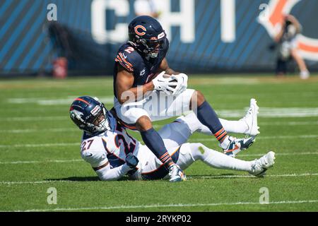 Chicago, Illinois, États-Unis. 1 octobre 2023. Chicago Bears #2 DJ Moore est attaqué par les Broncos #27 Damarri Mathis lors d'un match contre les Broncos de Denver à Chicago, il. Mike Wulf/CSM/Alamy Live News Banque D'Images