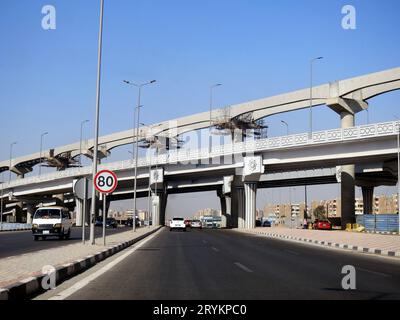 Le Caire, Egypte, septembre 17 2023 : un chantier de construction de nouveaux projets de pont et de voies de circulation, colonnes du système de transport ferroviaire monorail du Caire Banque D'Images