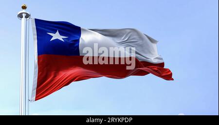 Le drapeau national du Chili flotte dans le vent par une journée ensoleillée Banque D'Images