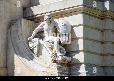 MADRID, ESPAGNE - 8 JUILLET 2023 : côté nord-est du monument Cervantes sur la place d'Espagne à Madrid, Espagne le 8 juillet 2023 Banque D'Images