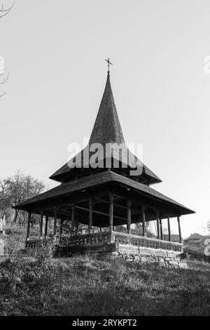 Eglise en bois noir et blanc classée par l'UNESCO comme sites du patrimoine mondial dans la région de Maramureș Banque D'Images