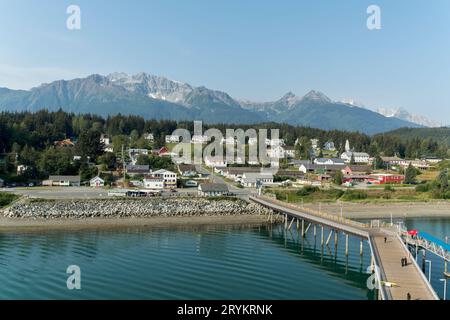 Vue sur le port et la ville de Haines, Alaska, États-Unis, depuis un navire à la jetée Banque D'Images